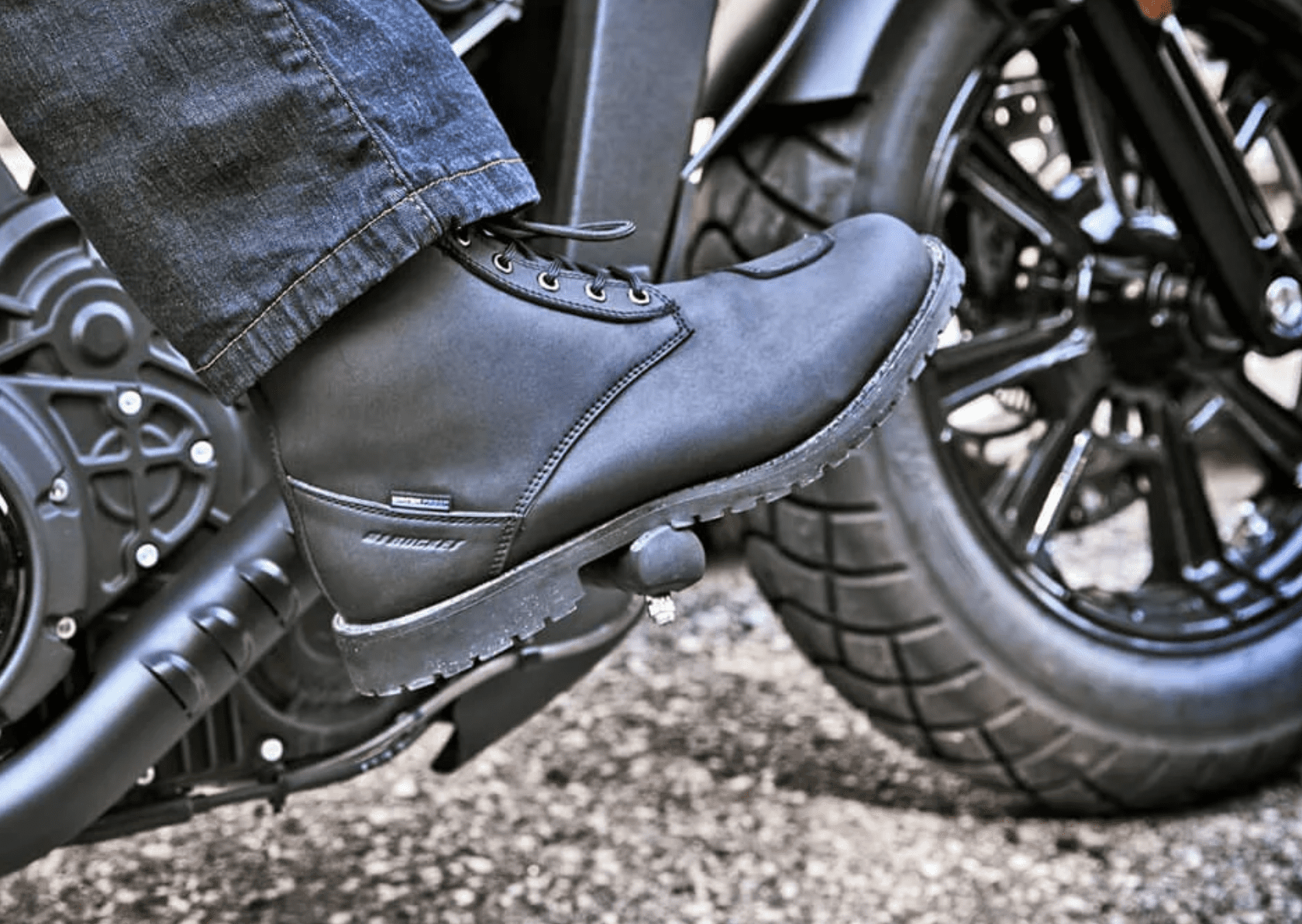 Estas evitan torsiones, fracturas y quemaduras. Deben cubrir el tobillo por completo Existen jeans reforzados con kevlar o protecciones integradas.