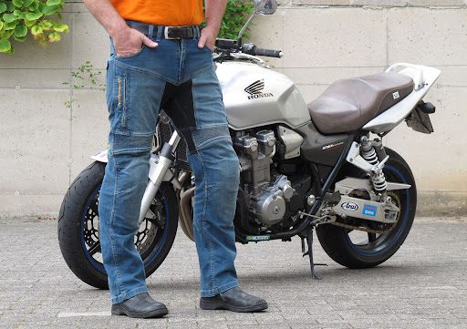 Los jeans comunes no protegen de abrasión a alta velocidad. Existen jeans reforzados con kevlar o protecciones integradas.